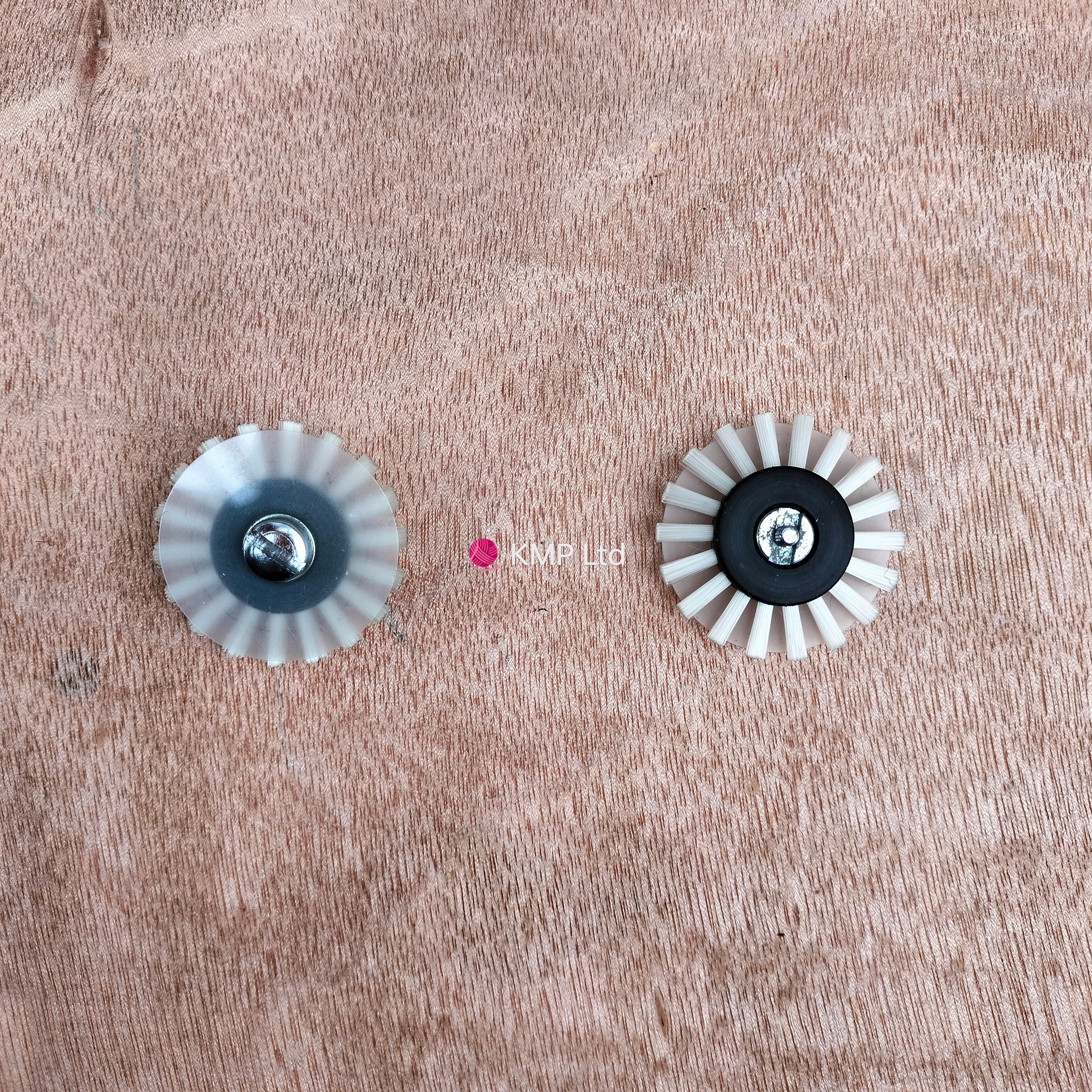 Knitmaster Mod 326 Knitting Machines TUCK STITCH BRUSHES x2 Main image