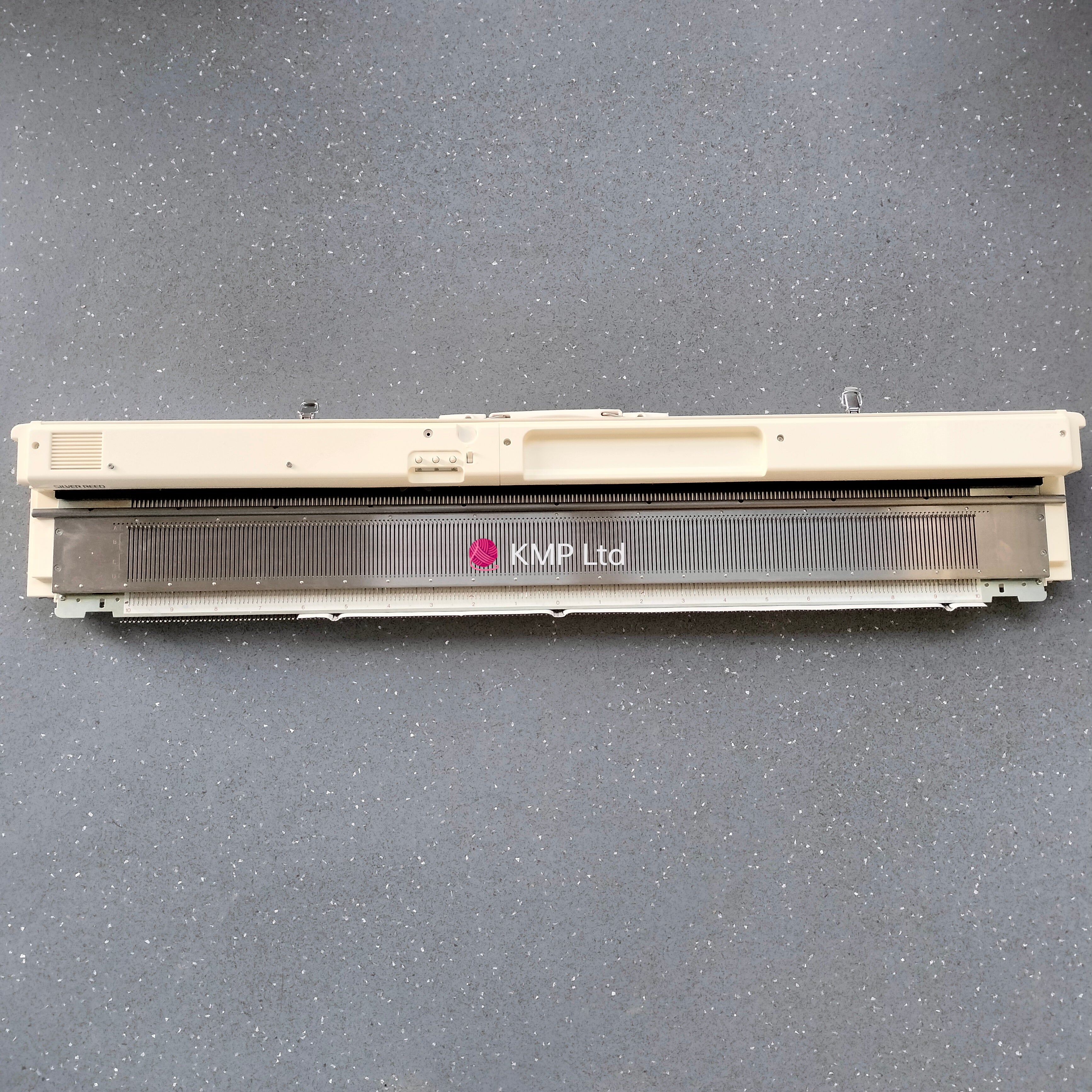 Silver Reed SK 840 Electronic Knitting Machine NEEDLE BED new needle bar) Main image