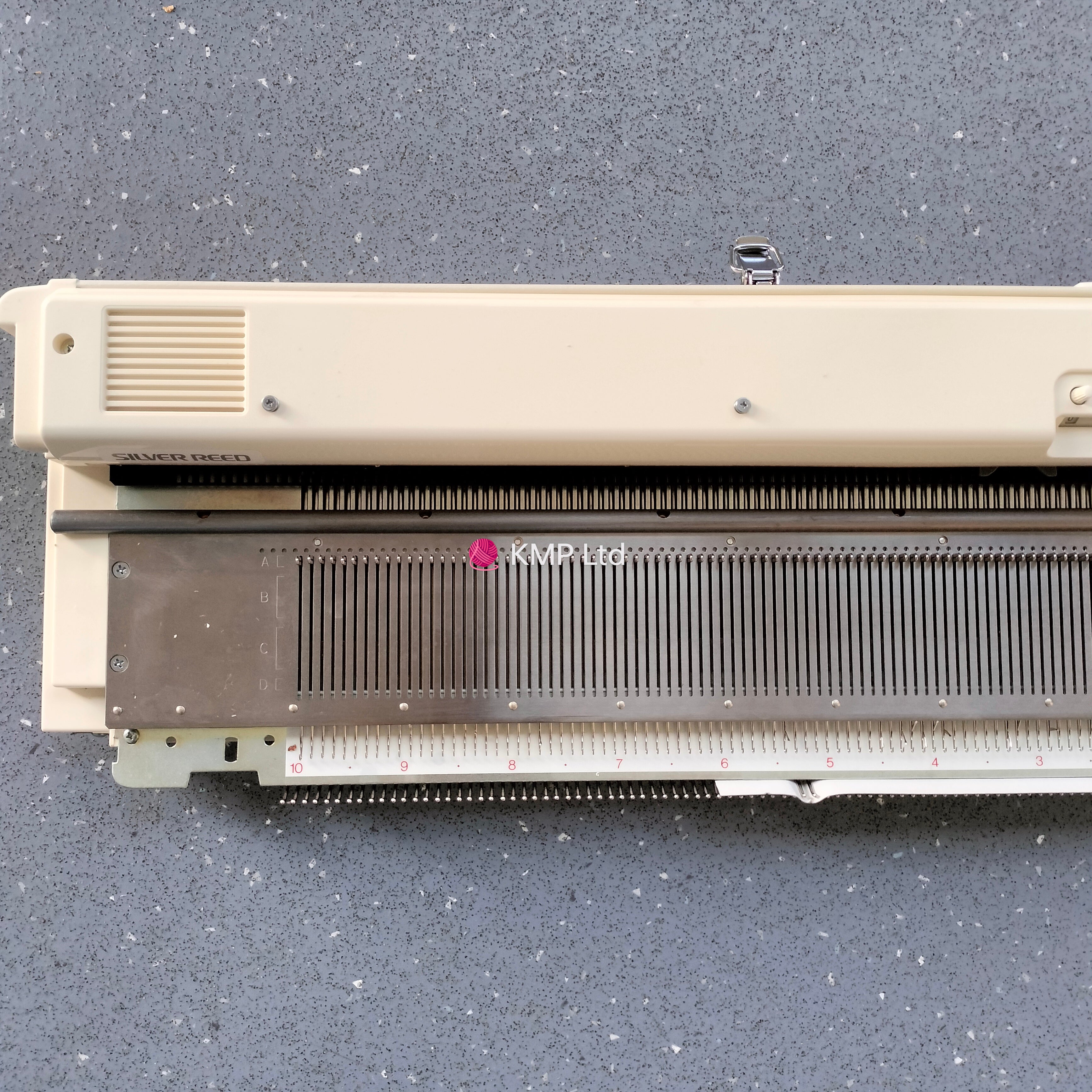 Silver Reed SK 840 Electronic Knitting Machine NEEDLE BED new needle bar)
