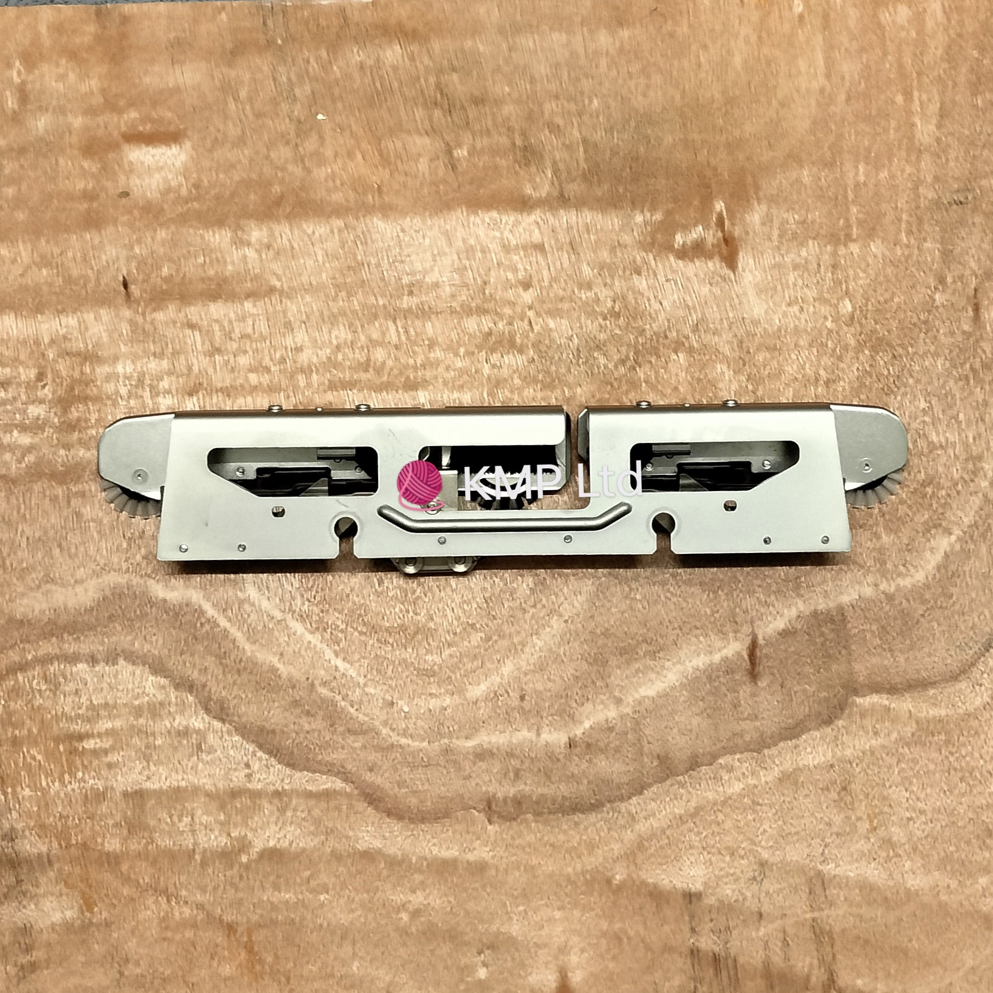 Silver Reed LC 580 Electronic Lace Carriage SINKER PLATE/ ARM Main image