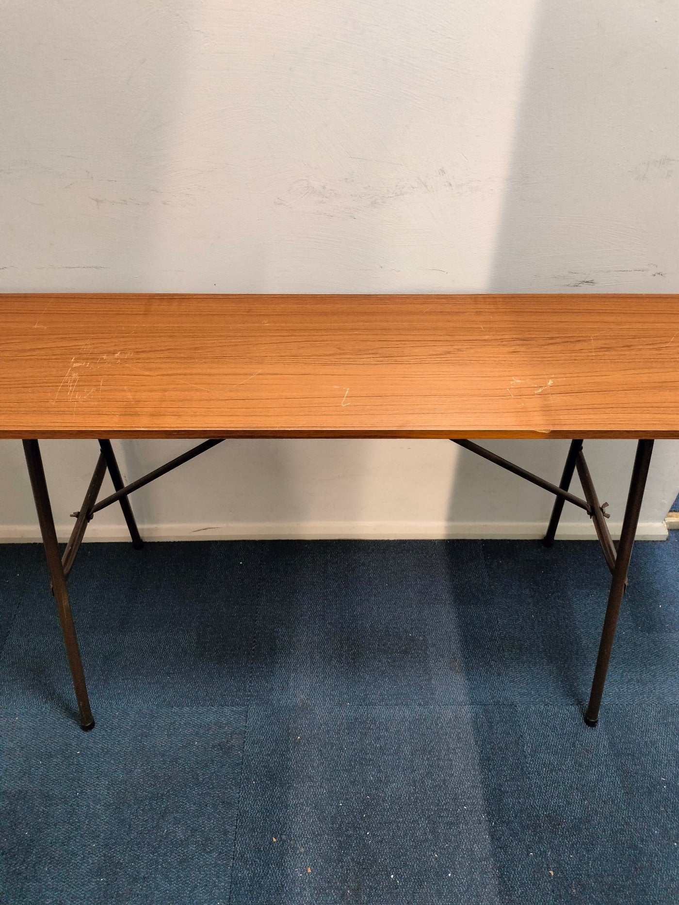 Knitting machine that can be folded and made from wooden top and metal legs