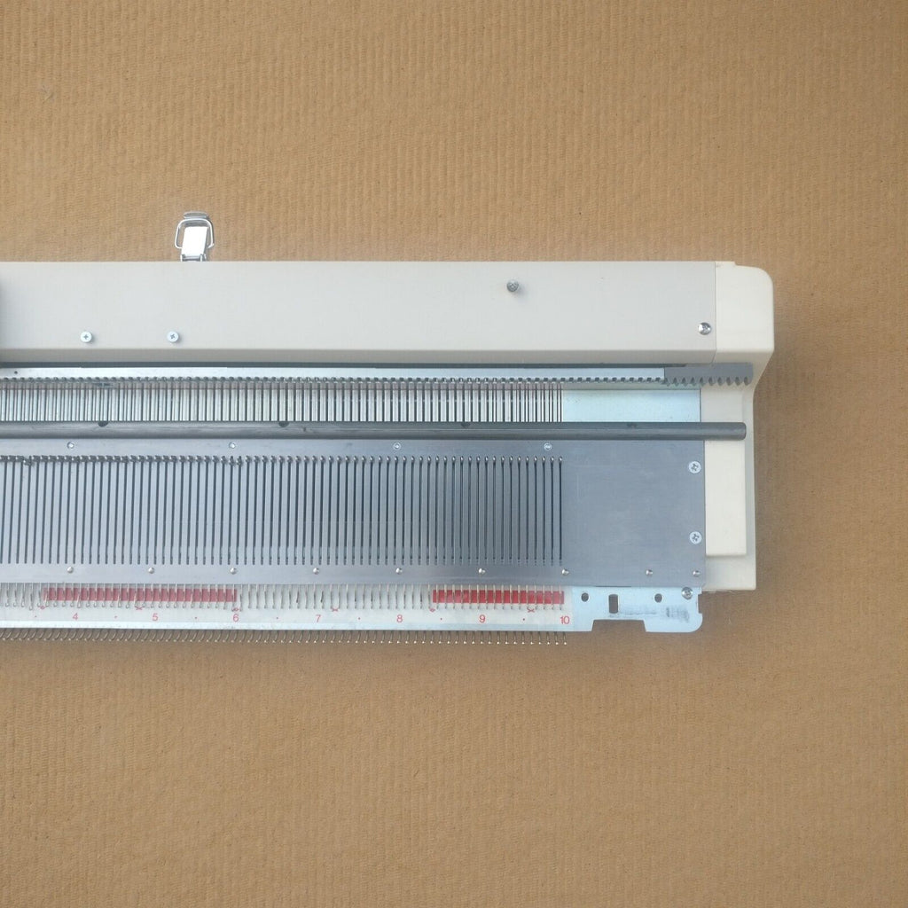 Silver Reed SK 280 knitting machine NEEDLE BED