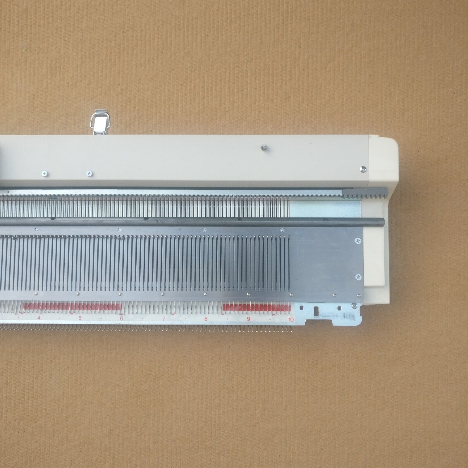 Silver Reed SK 280 knitting machine NEEDLE BED