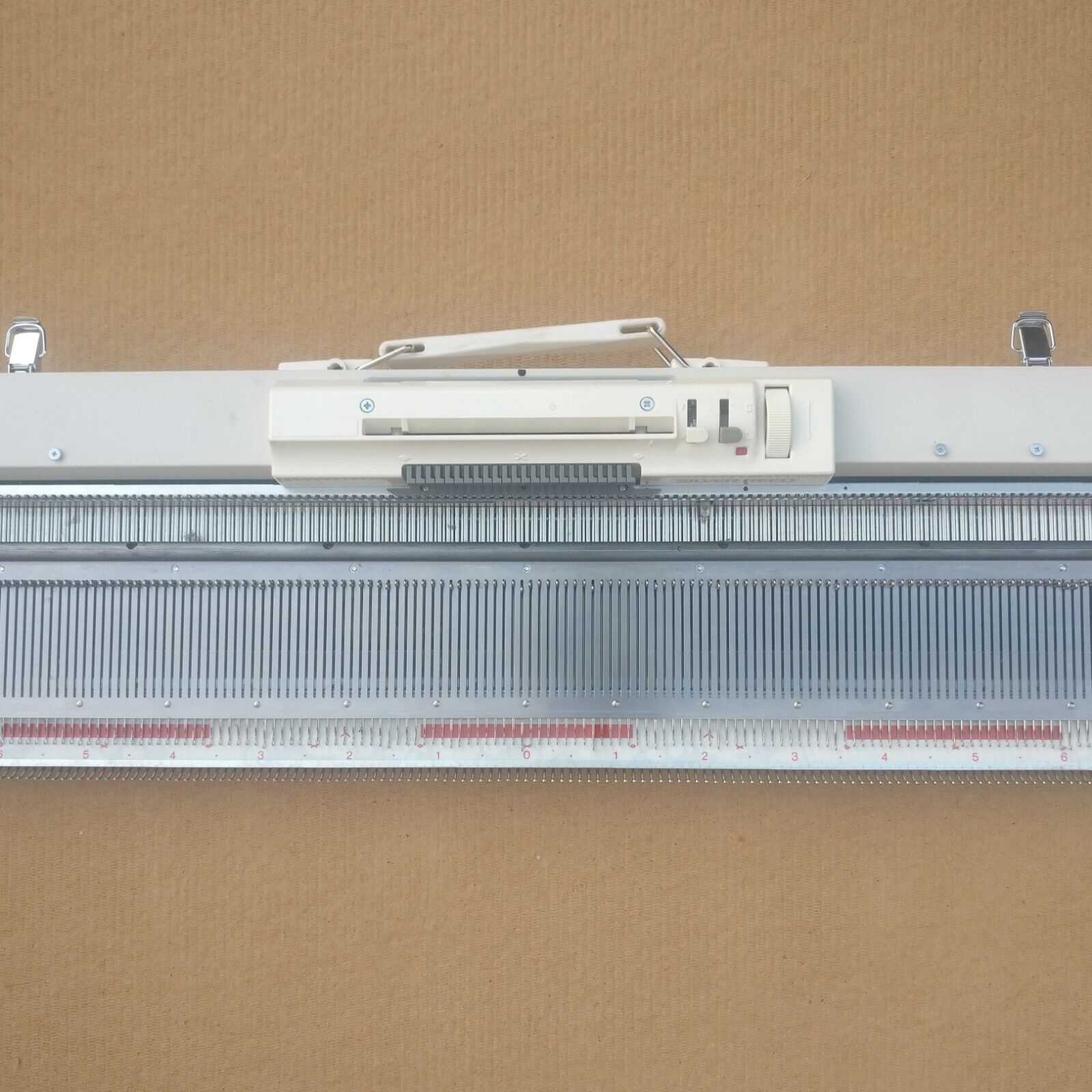 Silver Reed SK 280 knitting machine NEEDLE BED