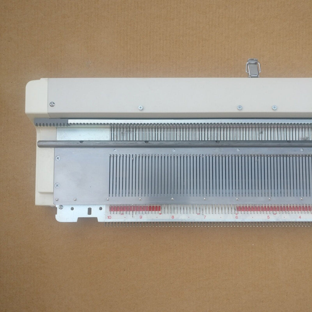 Silver Reed SK 280 knitting machine NEEDLE BED