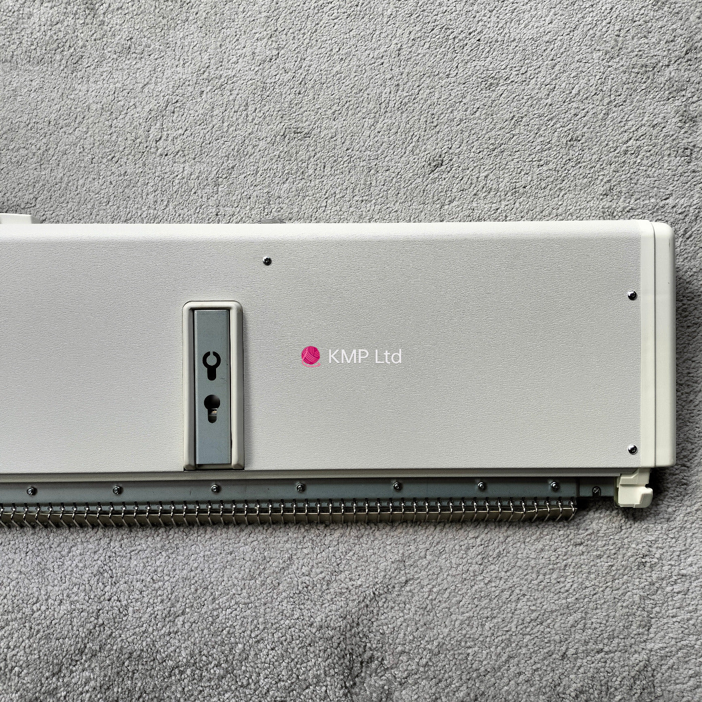 Silver Reed SK 890 Knitting Machine NEEDLE BED