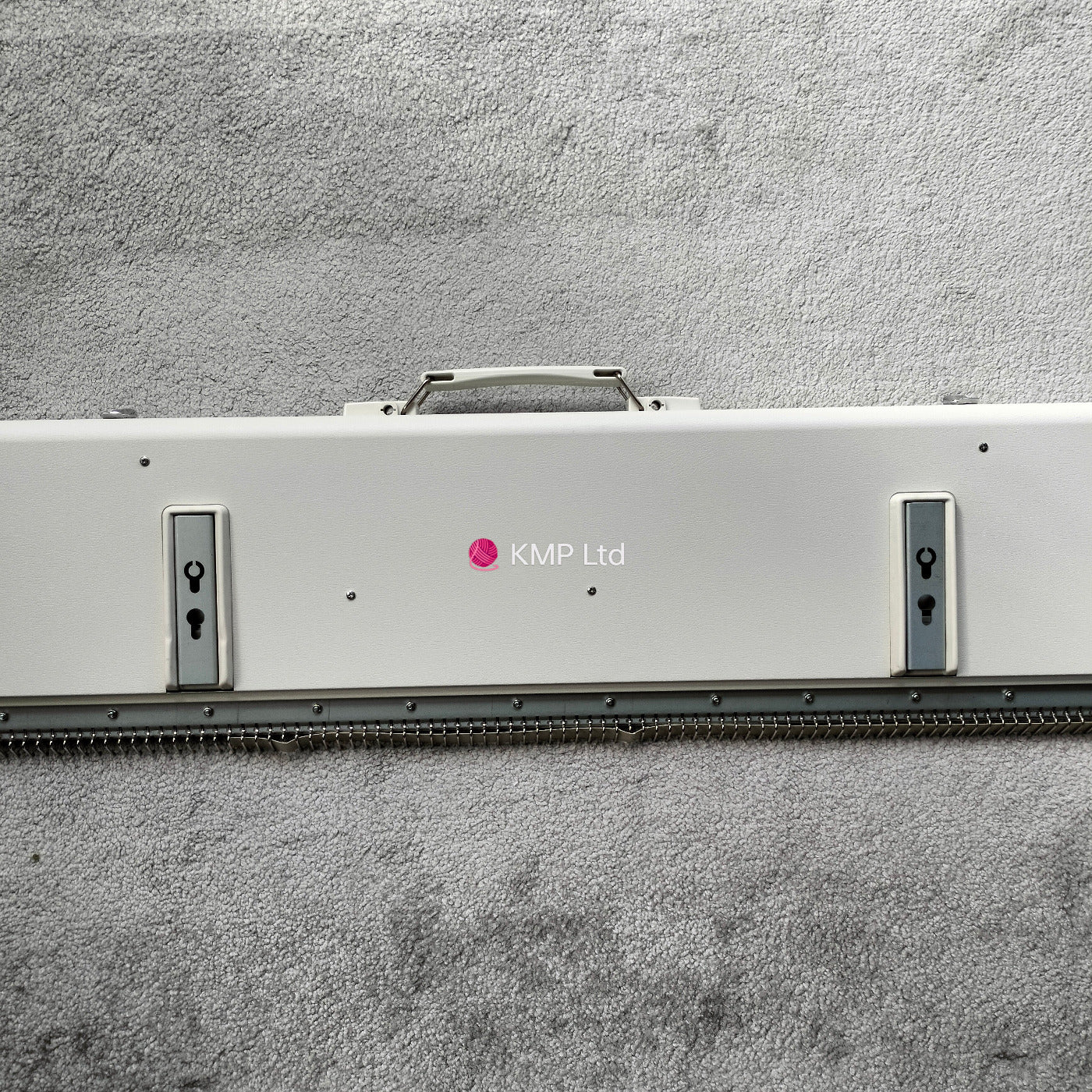 Silver Reed SK 890 Knitting Machine NEEDLE BED