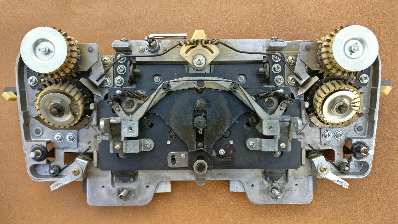 Knitmaster Mod 321 knitting Machine CARRIAGE METAL PARTS Main image