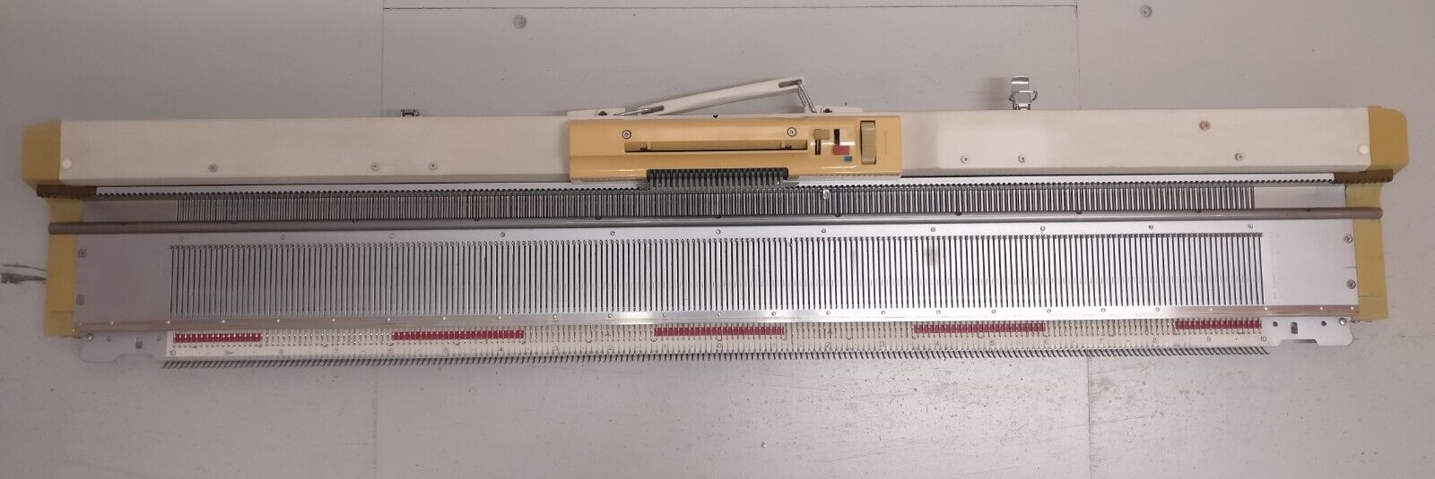 Knitmaster Zippy-Plus Knitting Machine NEEDLE BED Main image