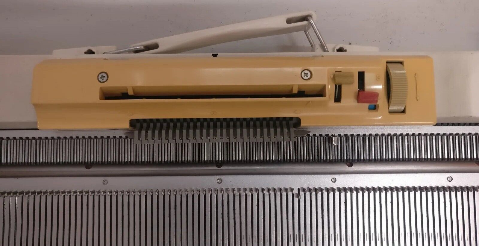 Knitmaster Zippy-Plus Knitting Machine NEEDLE BED Secondary image